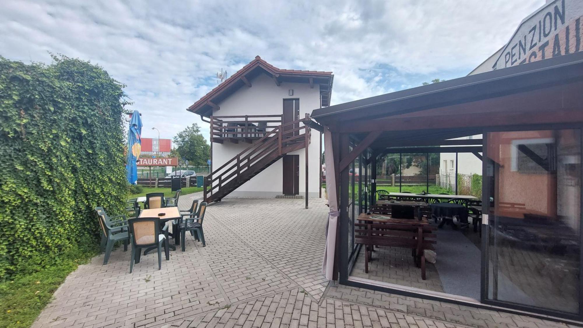 Penzion A Restaurace U Strnada Клатови Екстер'єр фото