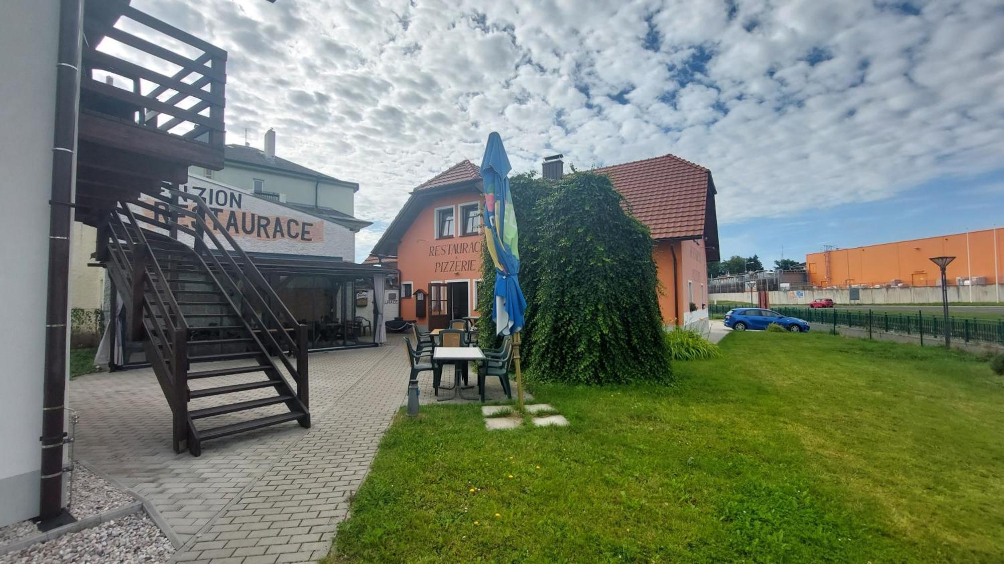 Penzion A Restaurace U Strnada Клатови Екстер'єр фото