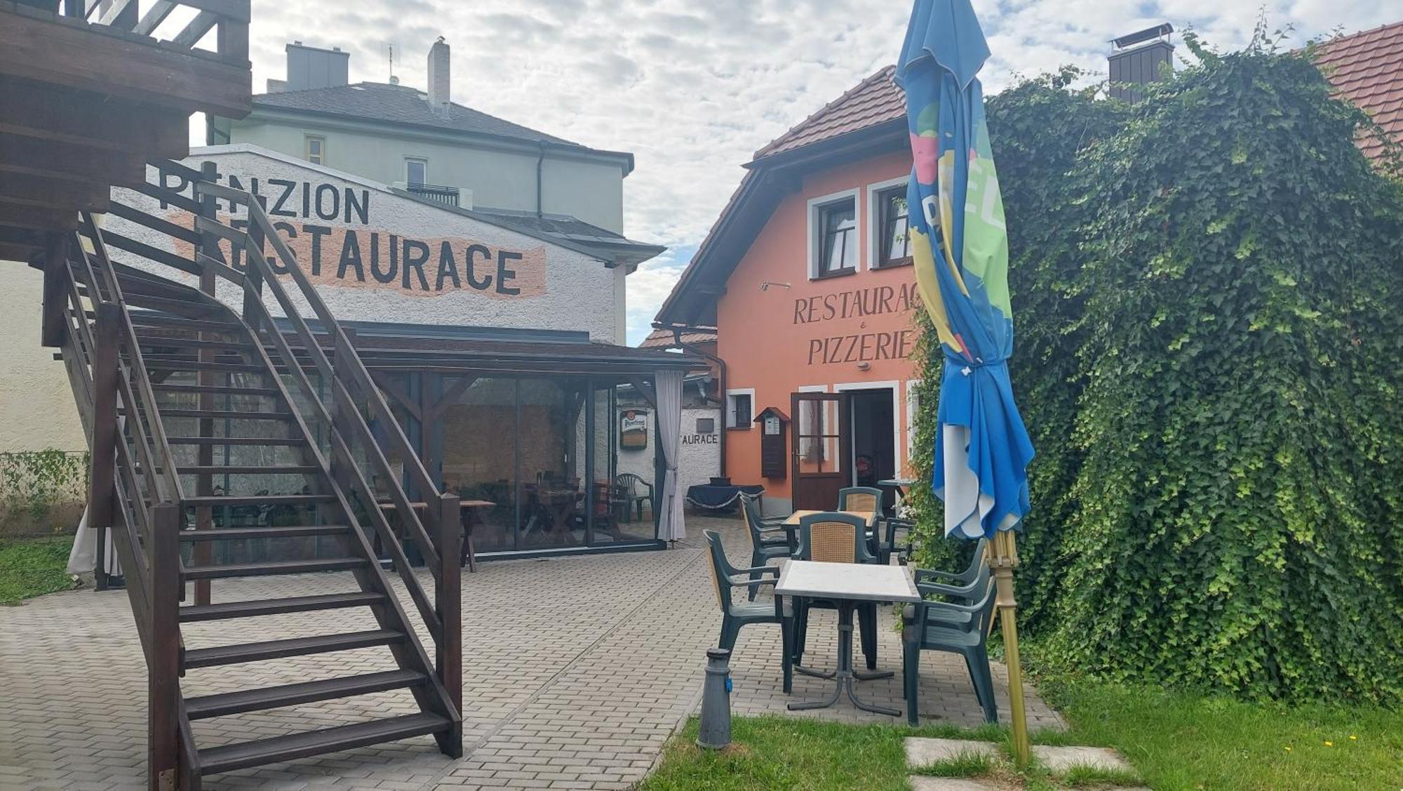 Penzion A Restaurace U Strnada Клатови Екстер'єр фото