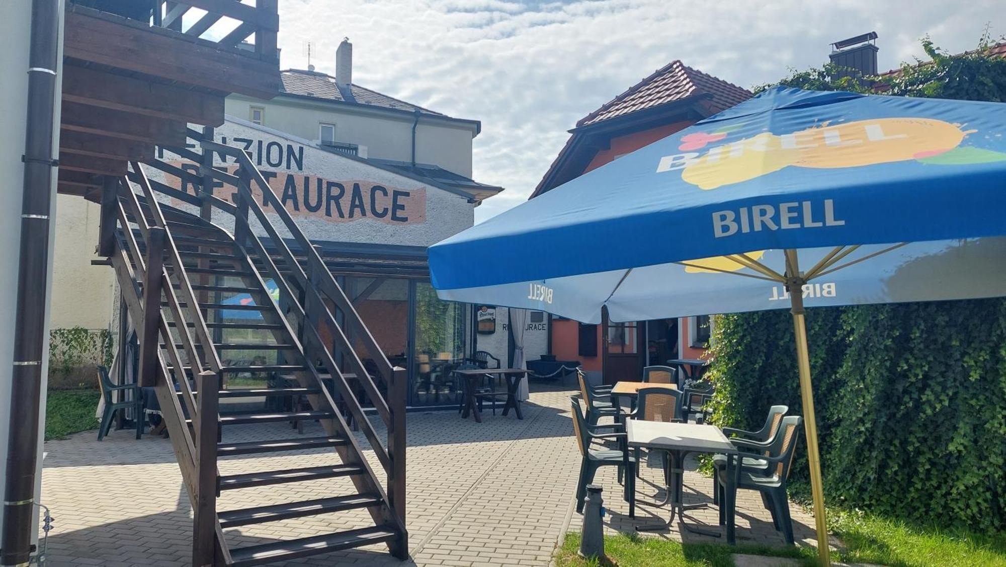Penzion A Restaurace U Strnada Клатови Екстер'єр фото