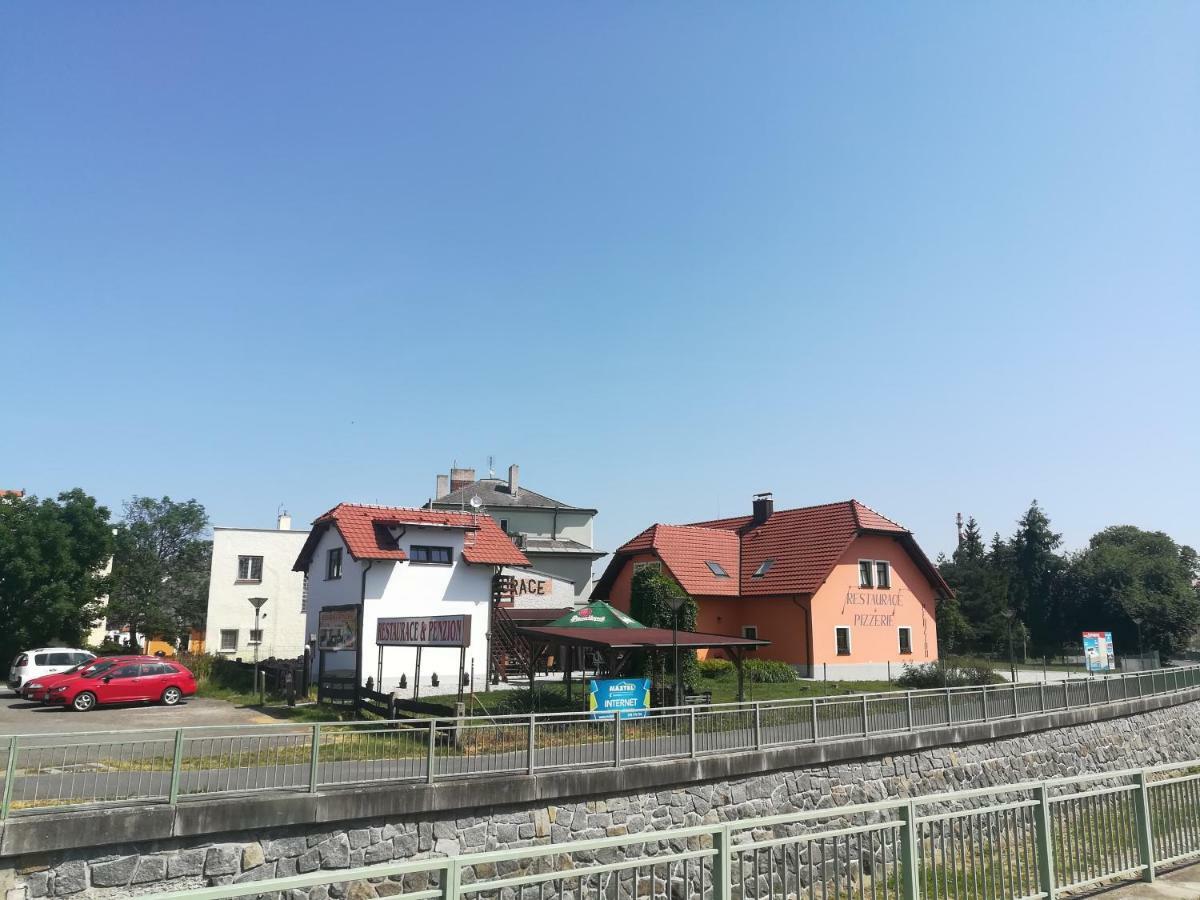 Penzion A Restaurace U Strnada Клатови Екстер'єр фото